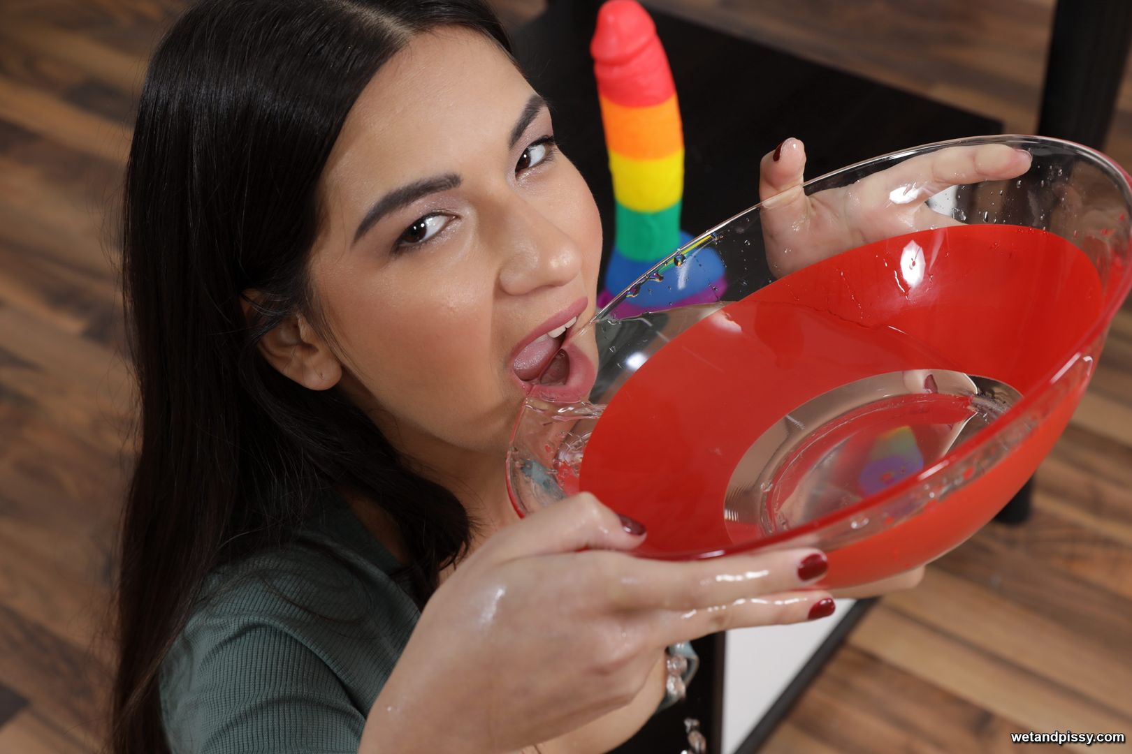 MOONA — PISS CONNOISSEUR