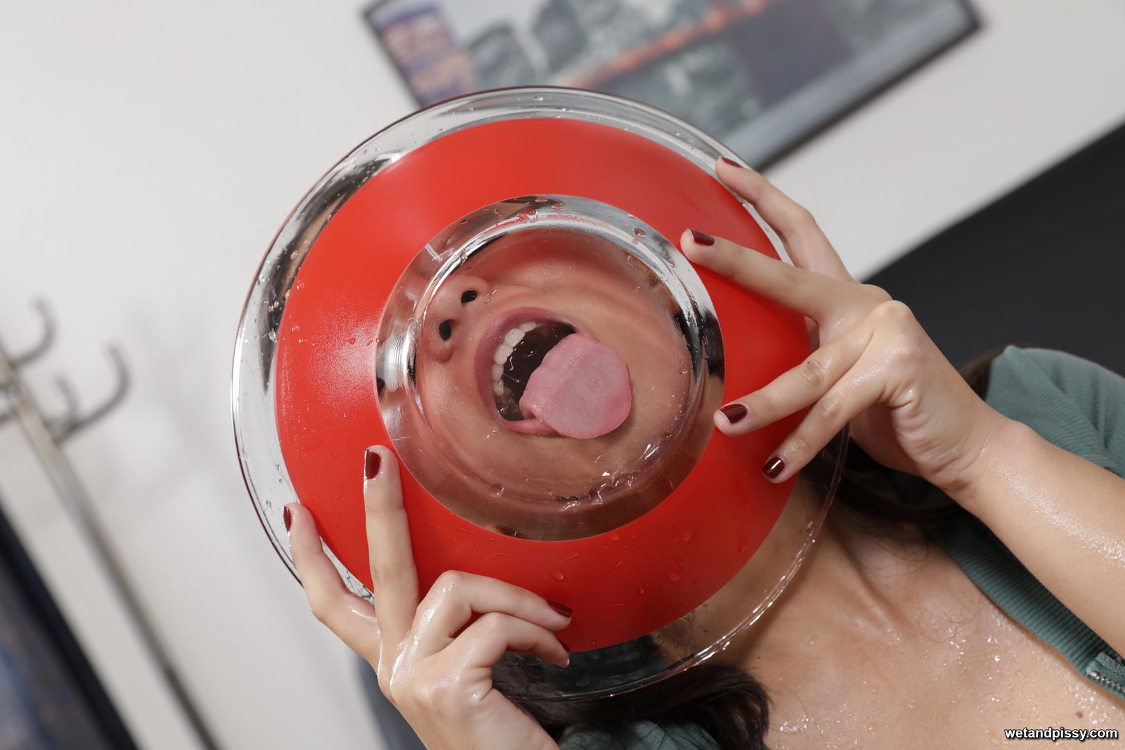 MOONA — PISS CONNOISSEUR
