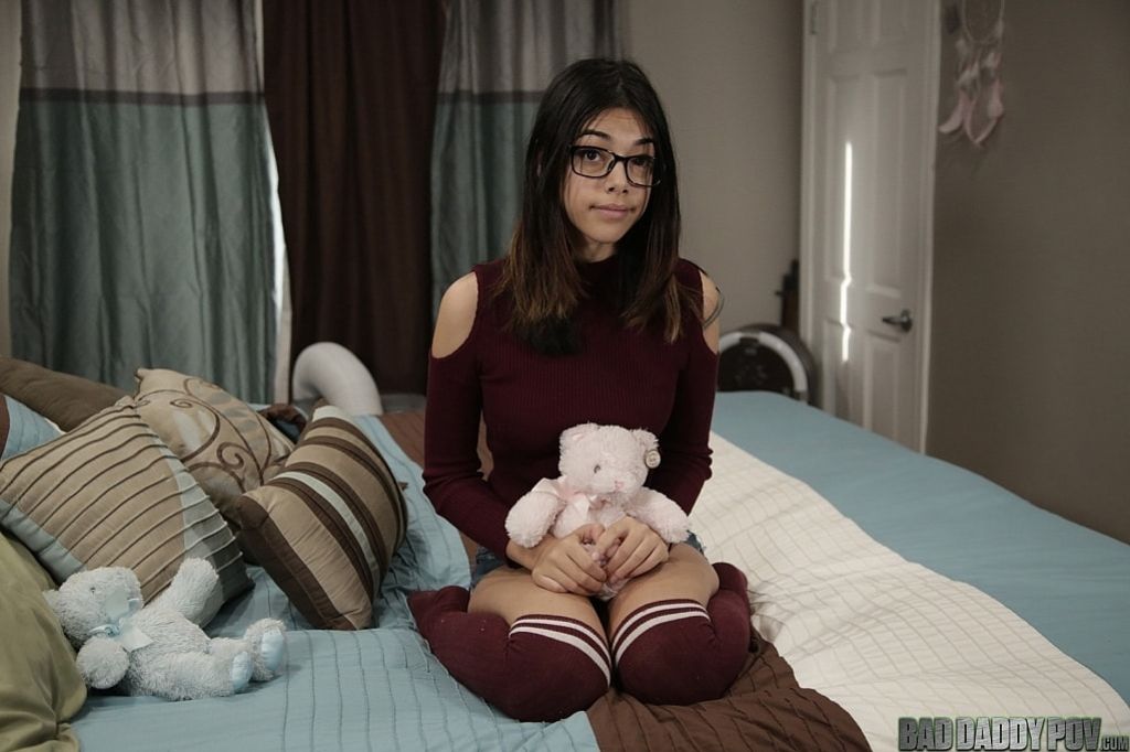 Harmony Wonder Apologizes With Her Teenage Pussy