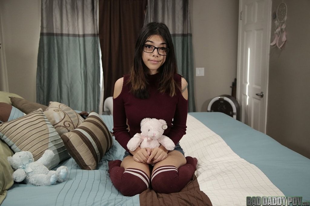 Harmony Wonder Apologizes With Her Teenage Pussy