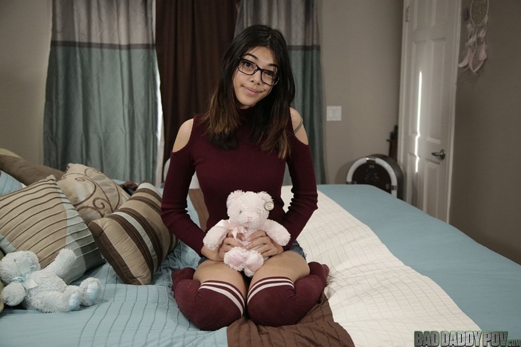 Harmony Wonder Apologizes With Her Teenage Pussy