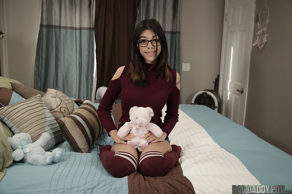 Harmony Wonder Apologizes With Her Teenage Pussy