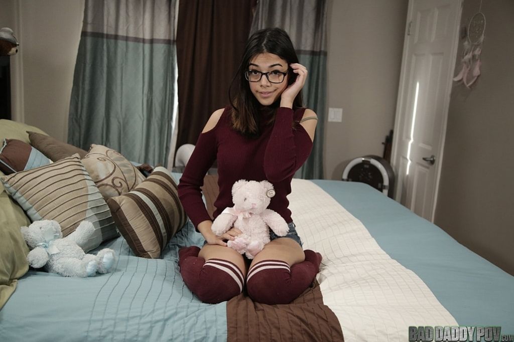 Harmony Wonder Apologizes With Her Teenage Pussy