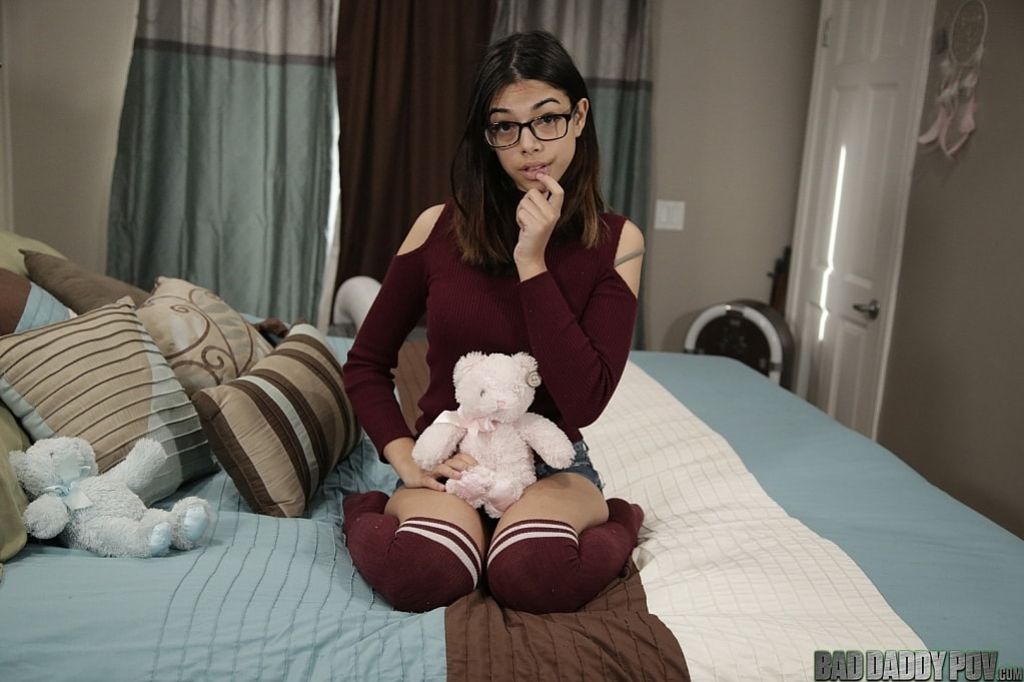Harmony Wonder Apologizes With Her Teenage Pussy