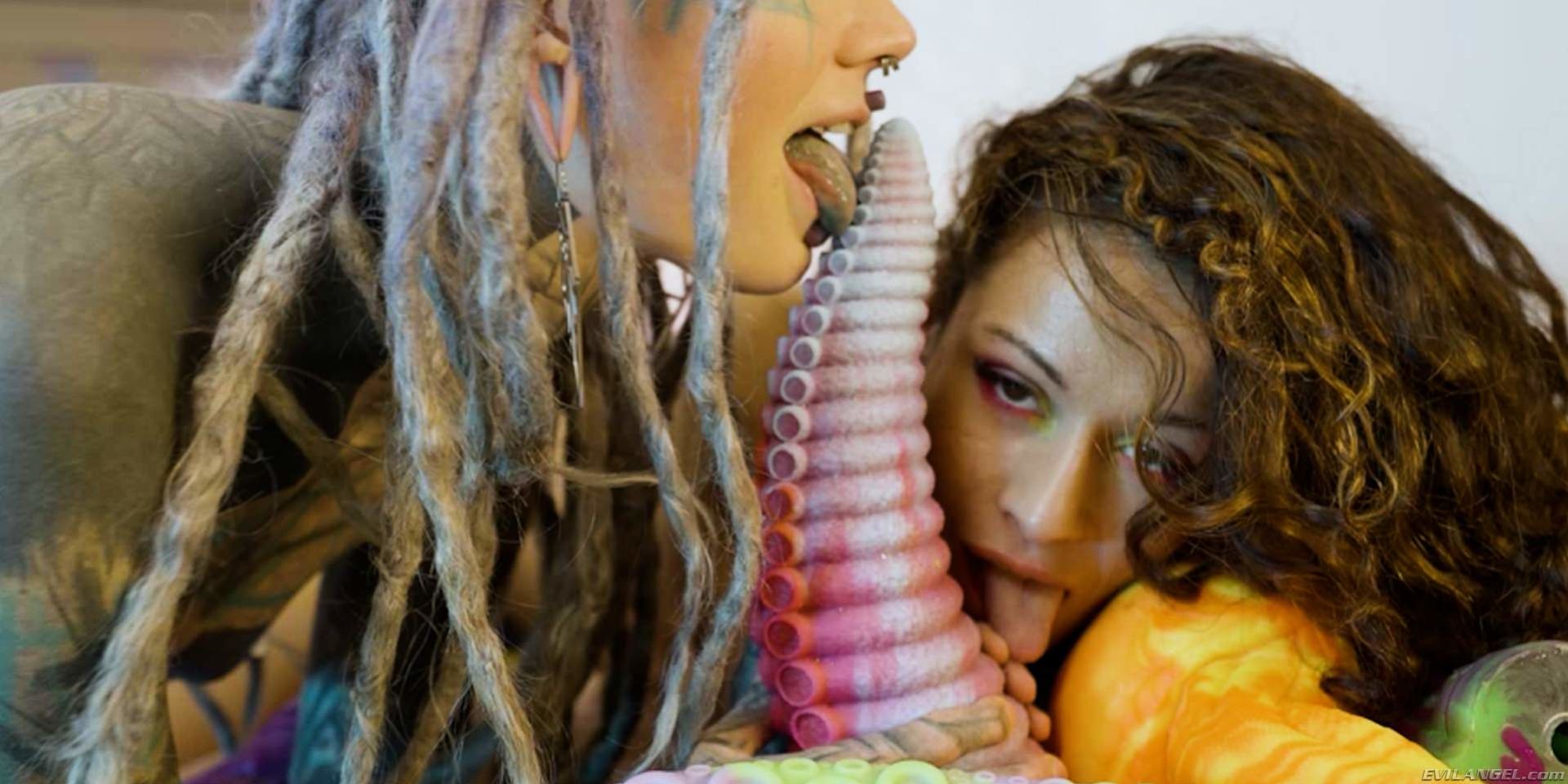 Anuskatzz + Stacy Bloom: Anal Toys