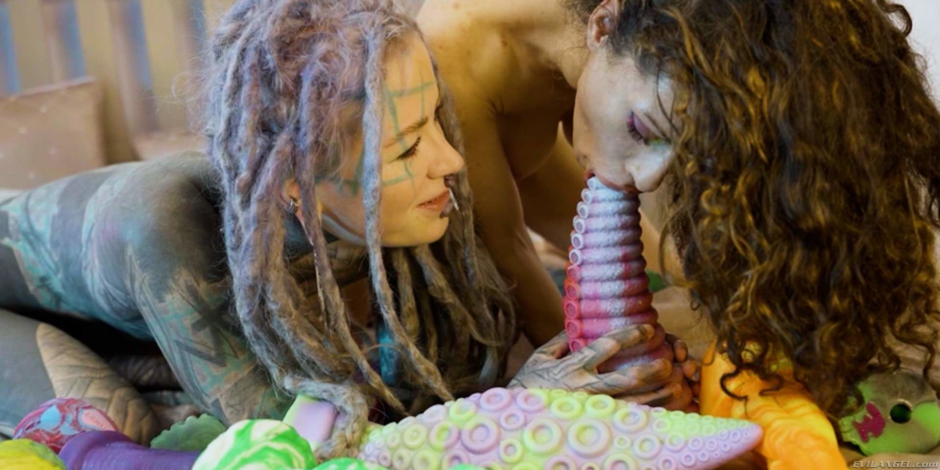 Anuskatzz + Stacy Bloom: Anal Toys