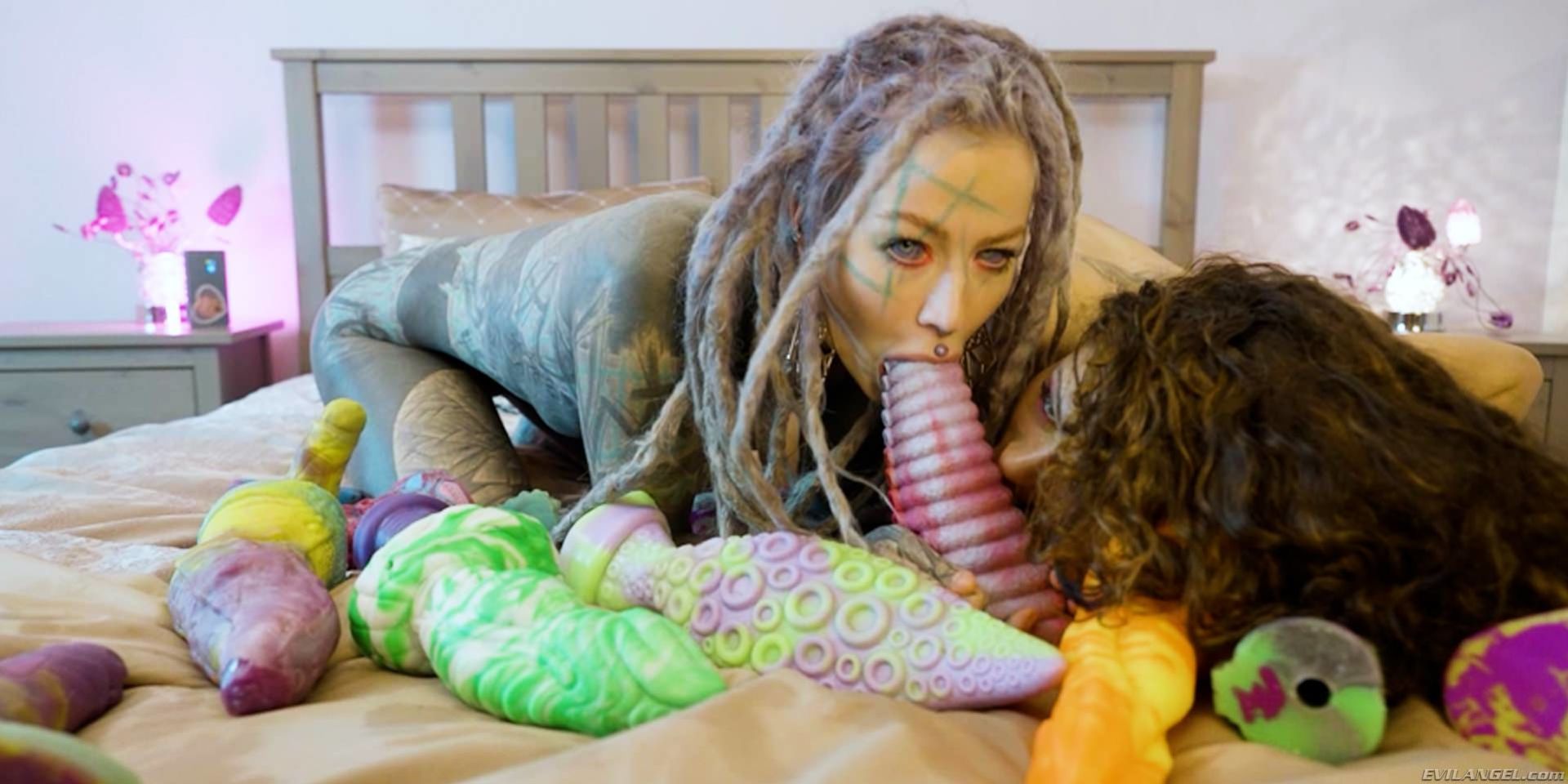 Anuskatzz + Stacy Bloom: Anal Toys