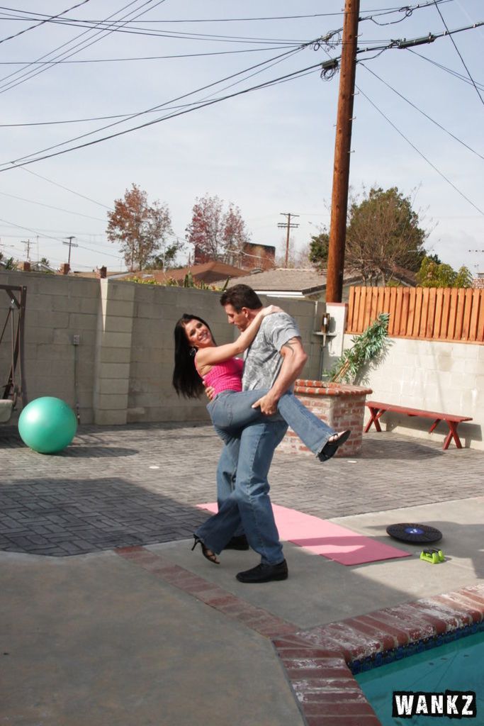 Lee Stone Invites Kendra Secrets To His Pool