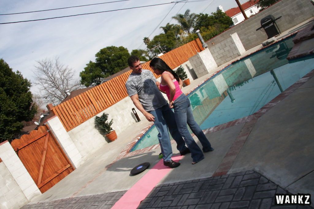 Lee Stone Invites Kendra Secrets To His Pool