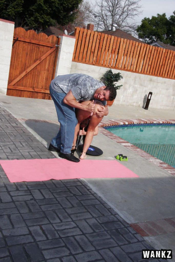 Lee Stone Invites Kendra Secrets To His Pool