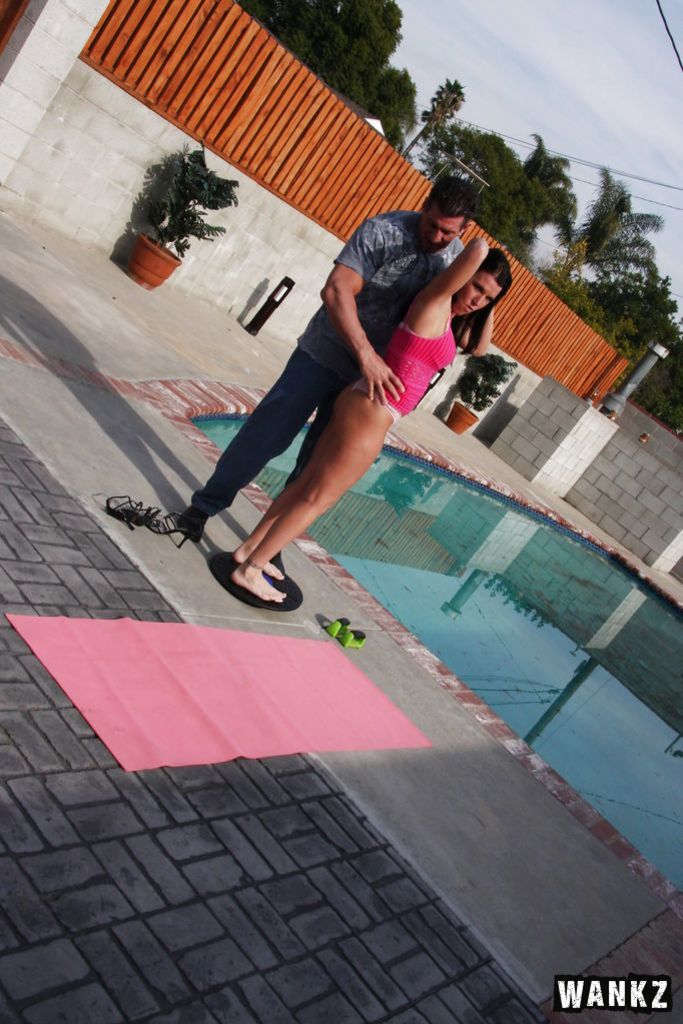 Lee Stone Invites Kendra Secrets To His Pool