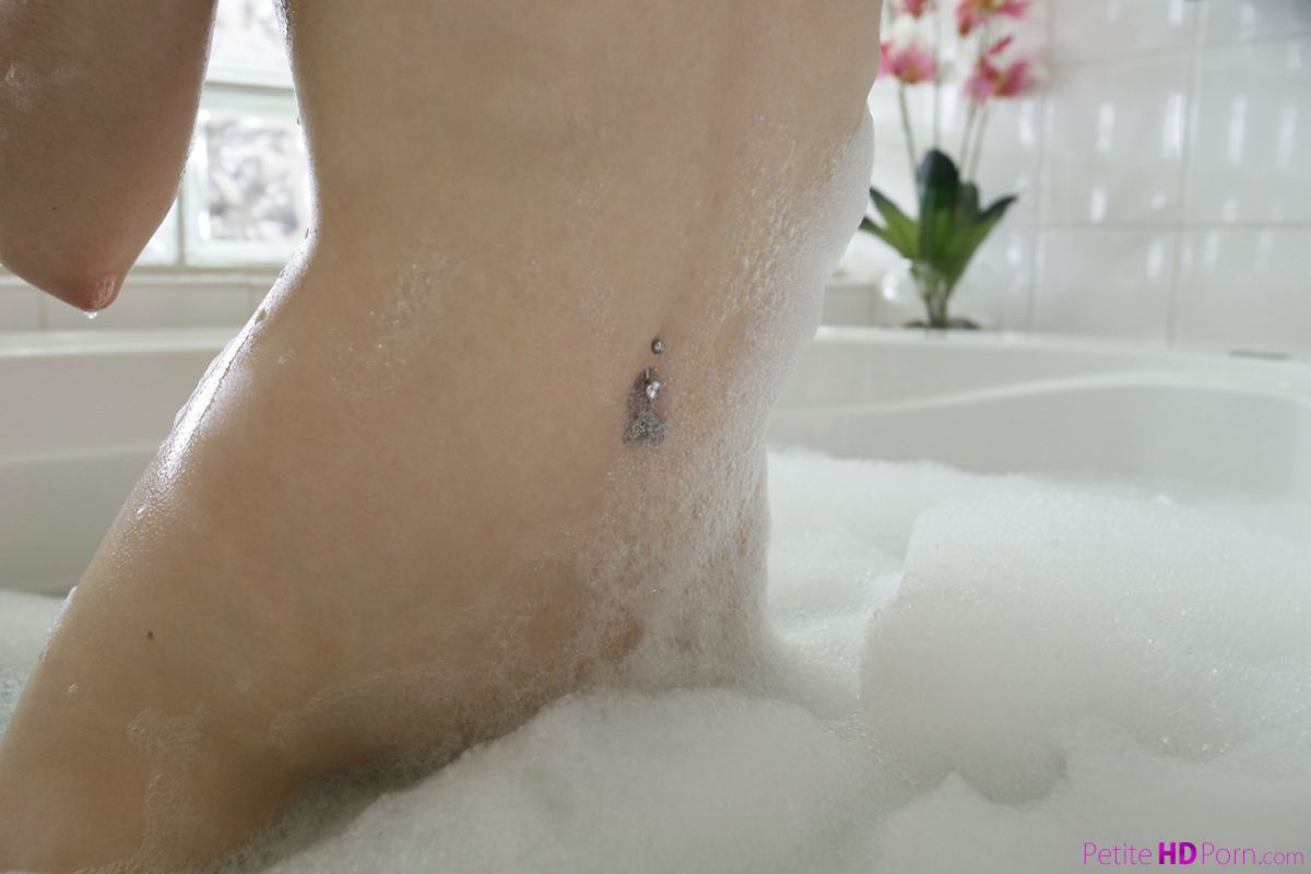 Itty Bitty Bath Bunnie - S14:E7