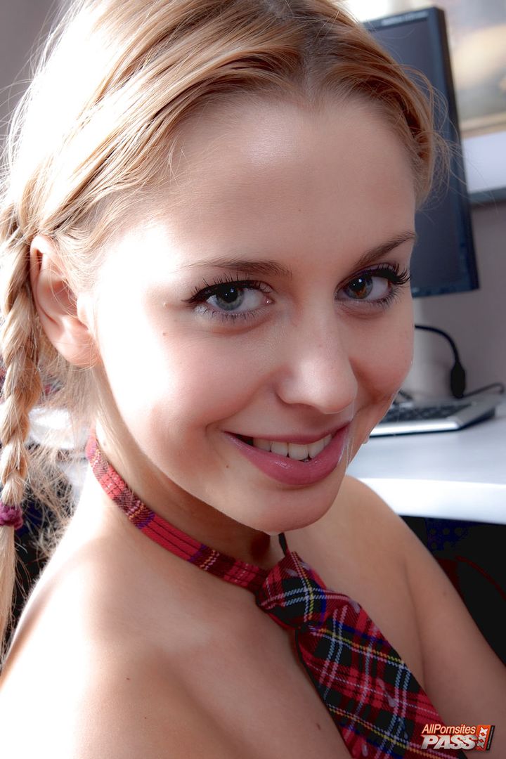 Busty coed Daria HDV4515