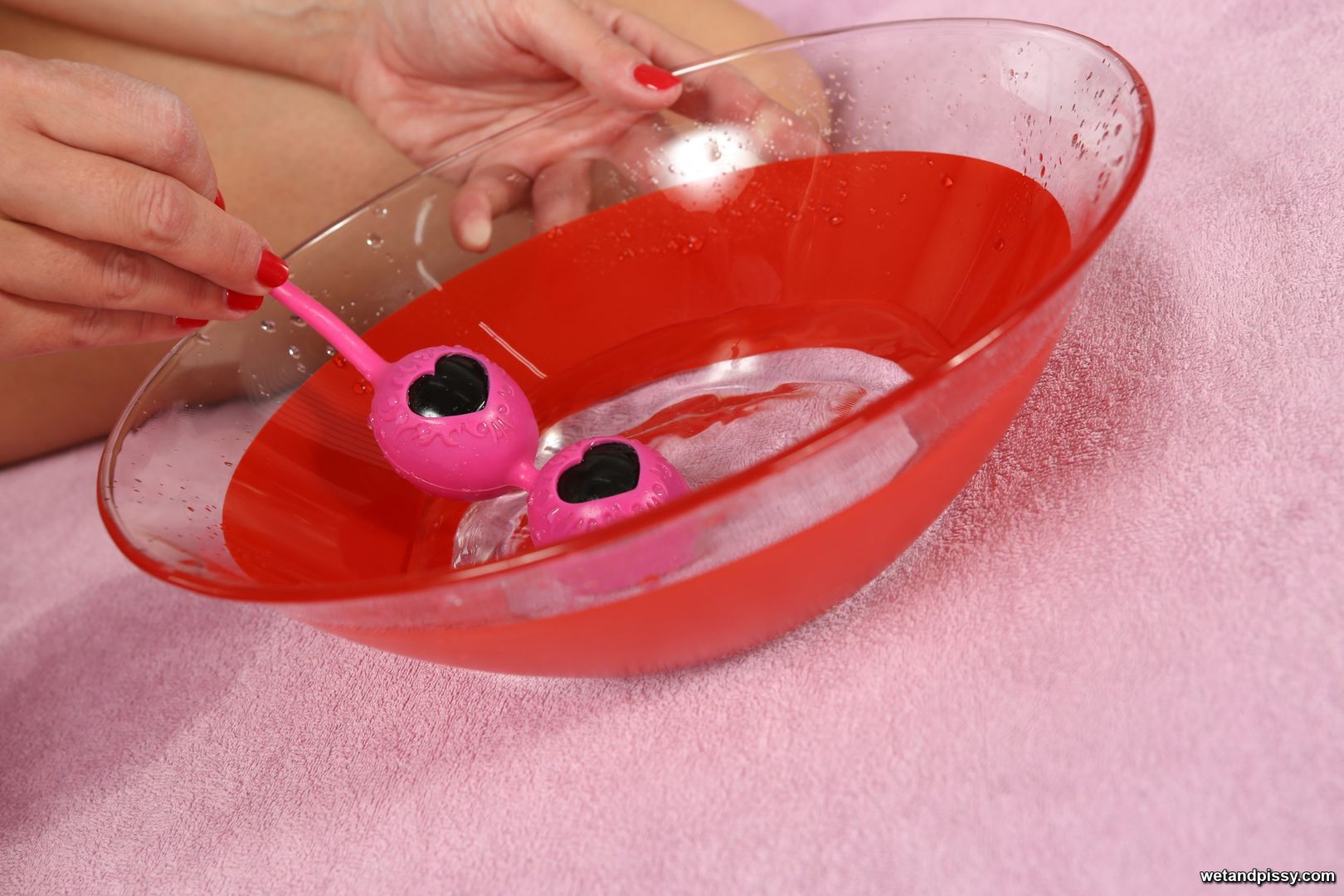 VICTORIA PURE — PLAYFUL PISSING