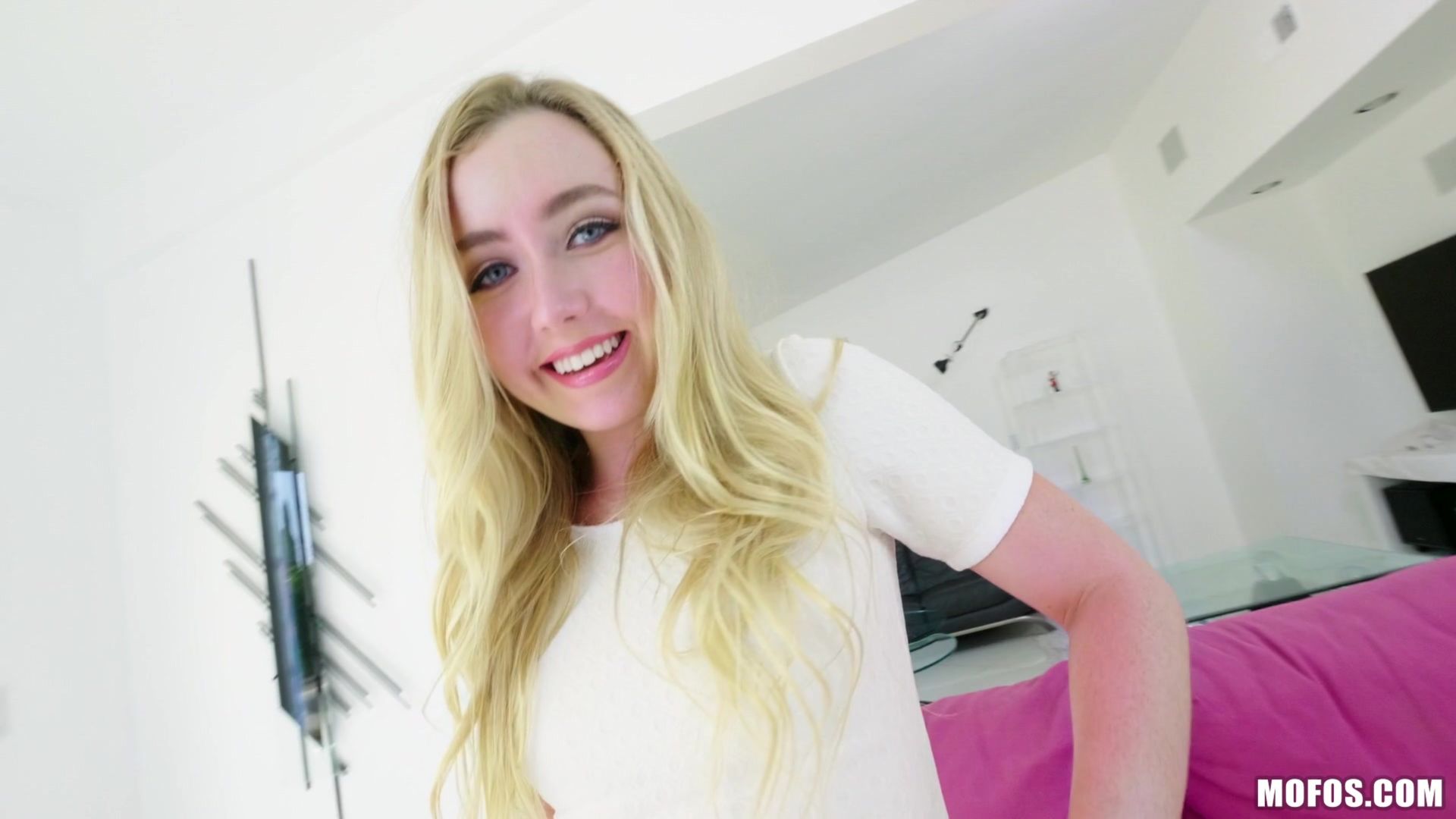 Dakota Gets Her Pussy Stretched