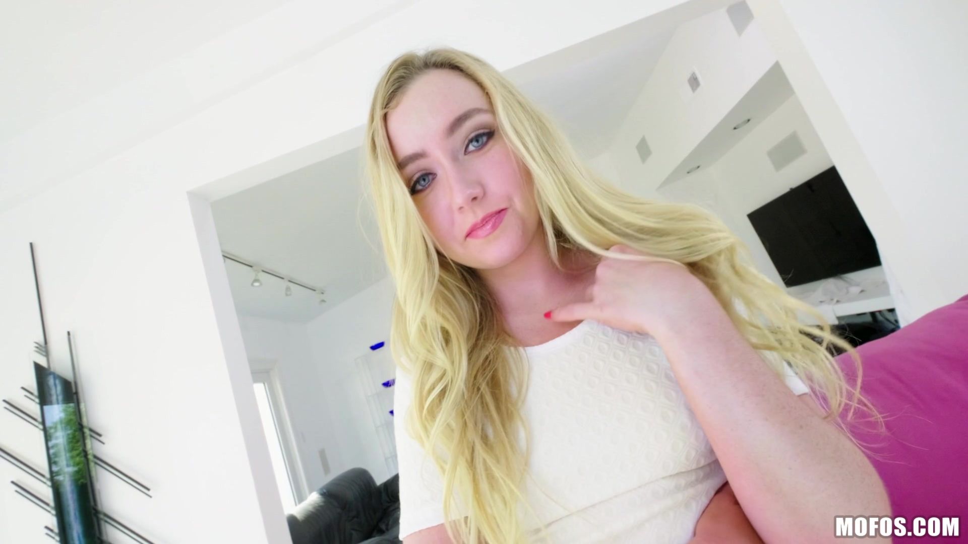 Dakota Gets Her Pussy Stretched