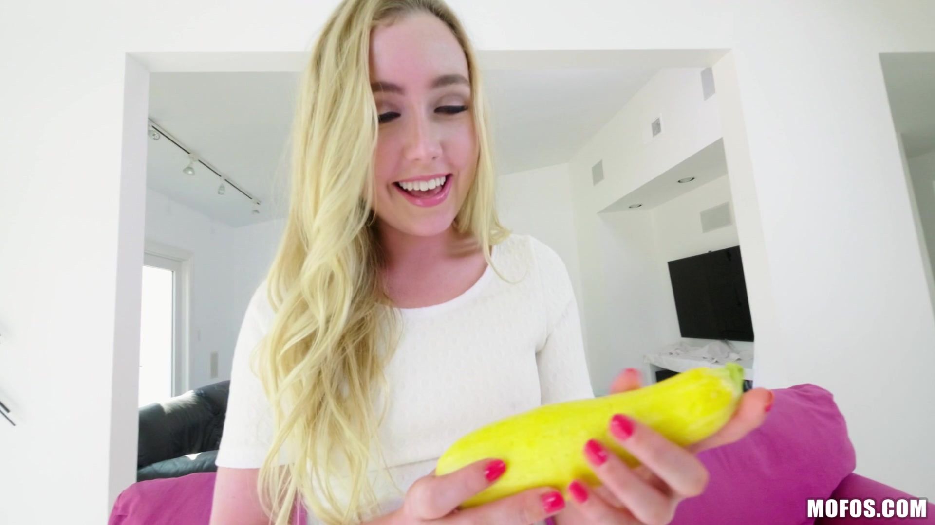 Dakota Gets Her Pussy Stretched
