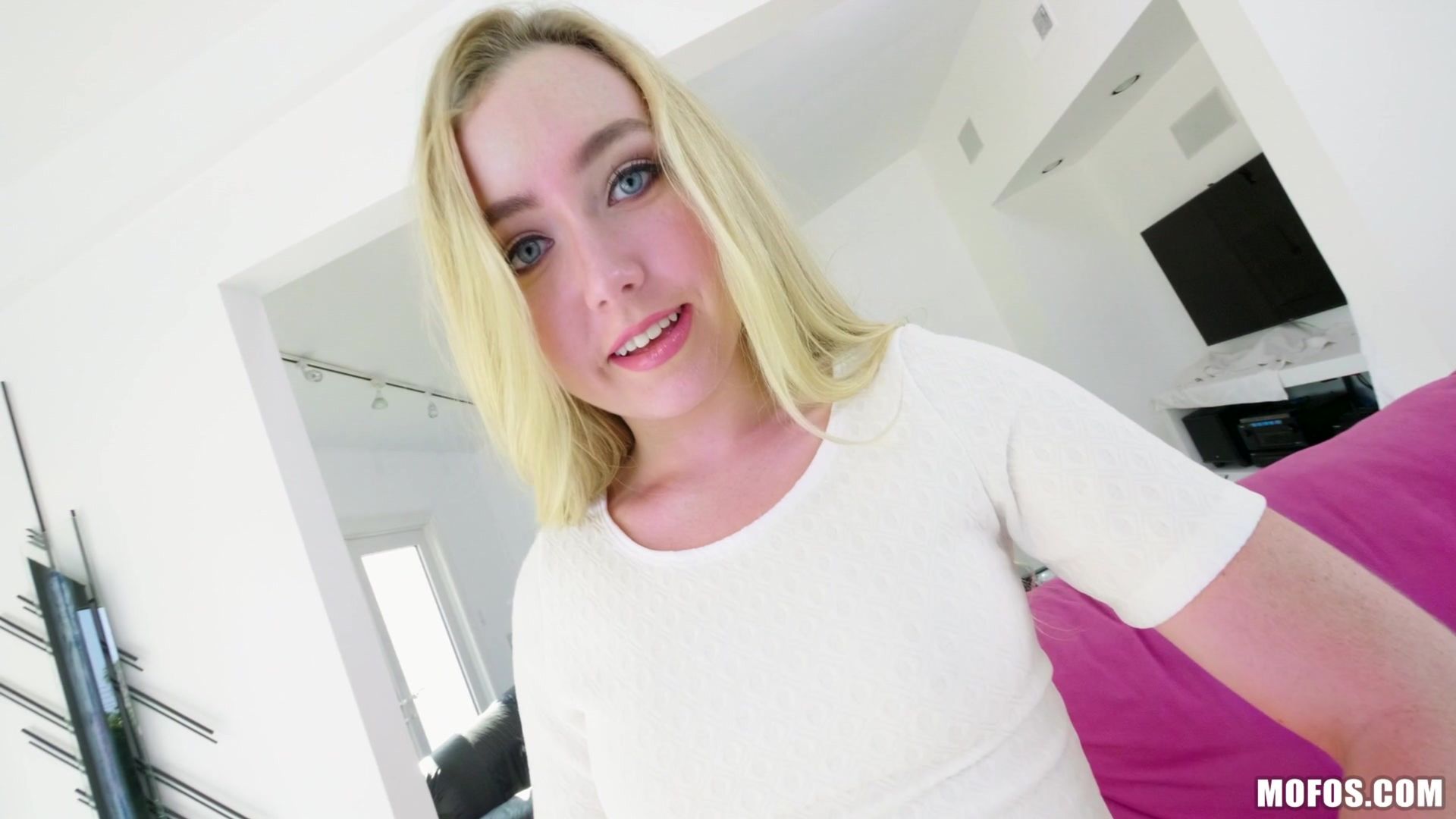 Dakota Gets Her Pussy Stretched