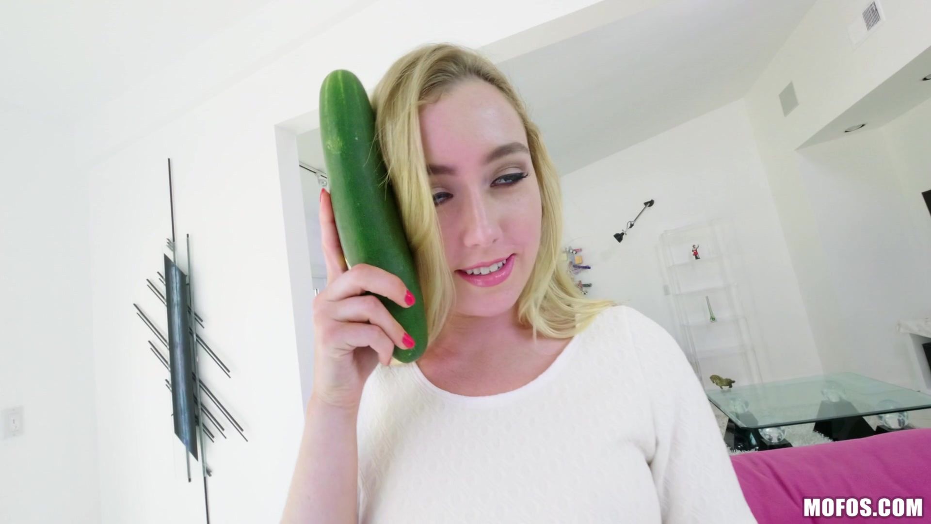 Dakota Gets Her Pussy Stretched