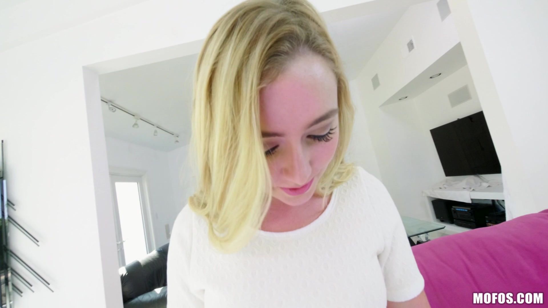 Dakota Gets Her Pussy Stretched