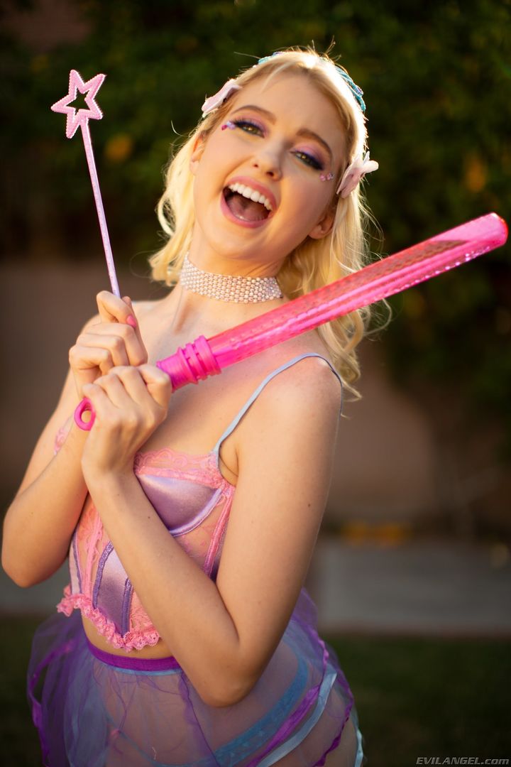Fairy Princess Chloe's Oily Anal Kinks