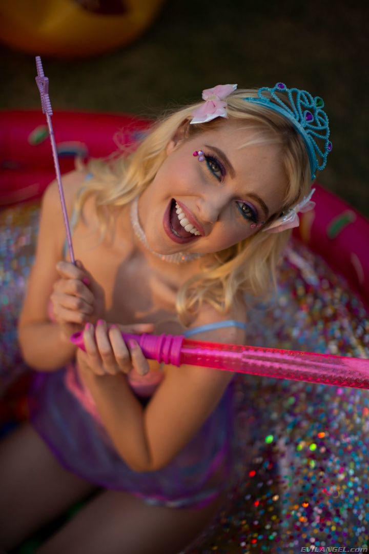 Fairy Princess Chloe's Oily Anal Kinks
