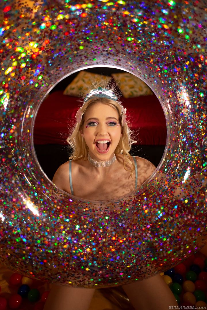 Fairy Princess Chloe's Oily Anal Kinks