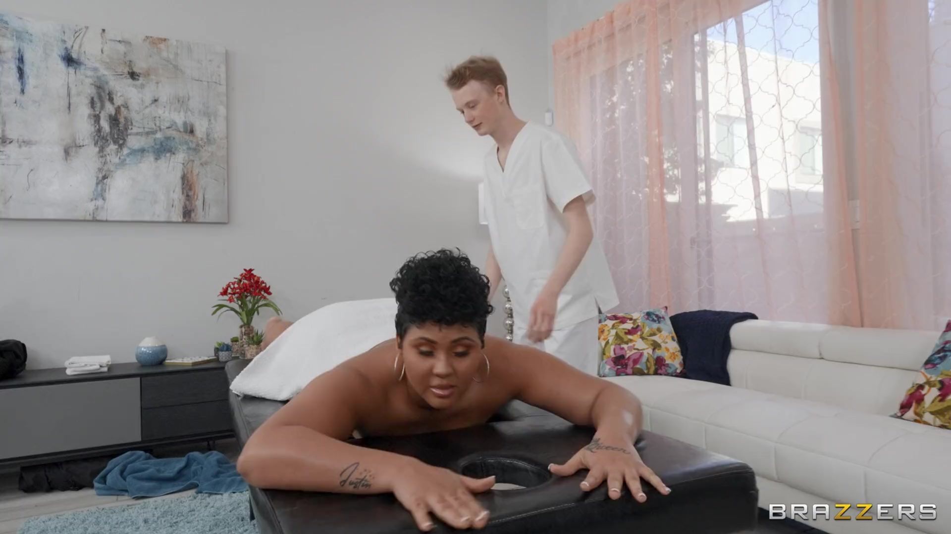 Masseur Sneaks A Glory Hole Pussy Snack