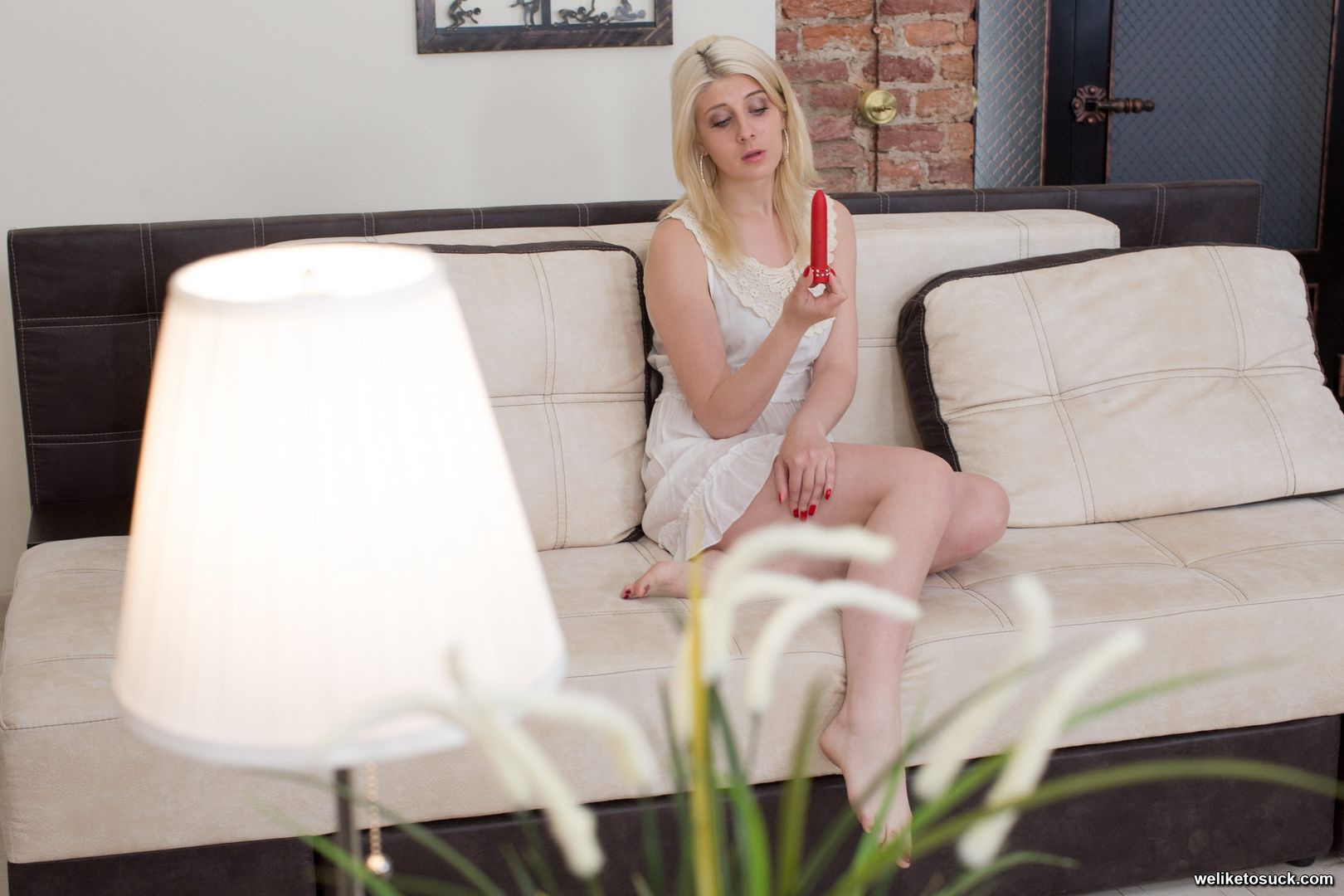 MIRANDA MAY — CAUGHT ON THE COUCH