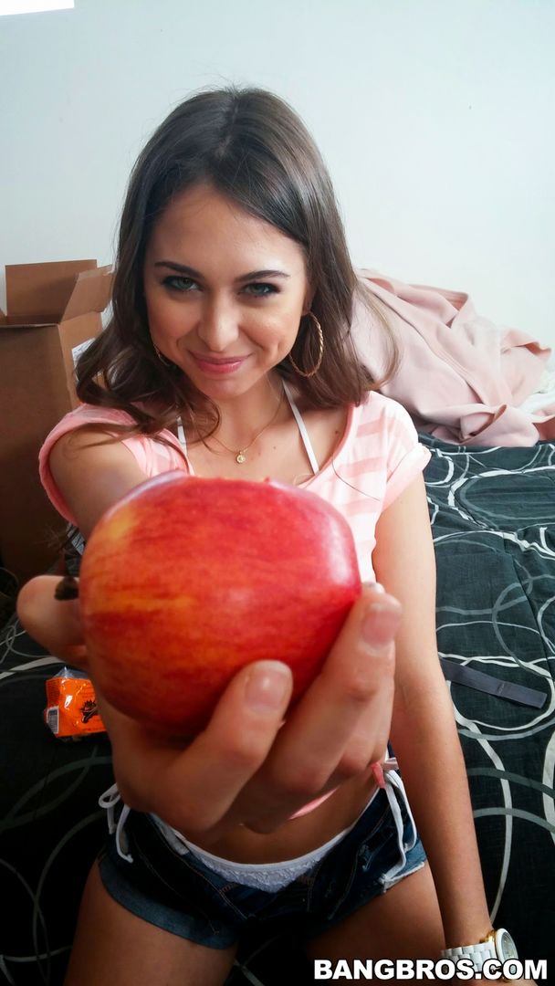 Petite Riley Reid loves big black dick