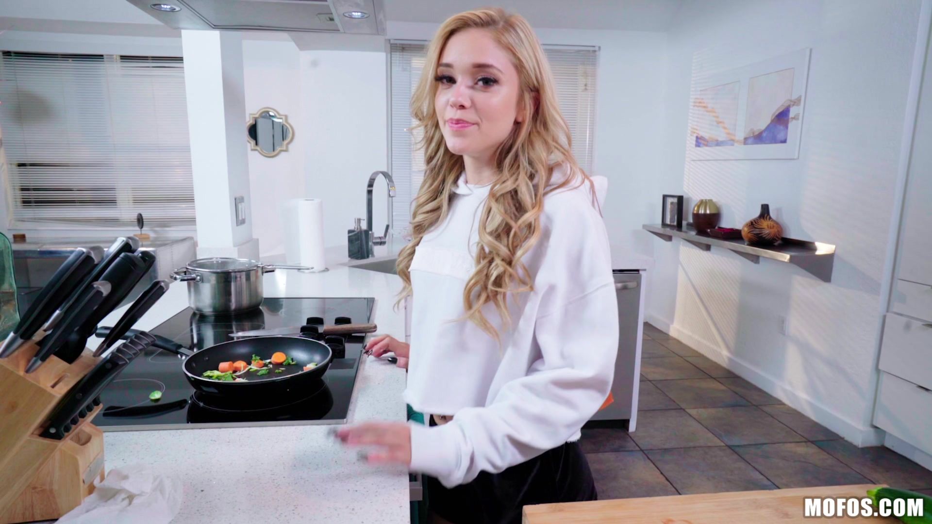 Kali Roses Has Dick for Dinner
