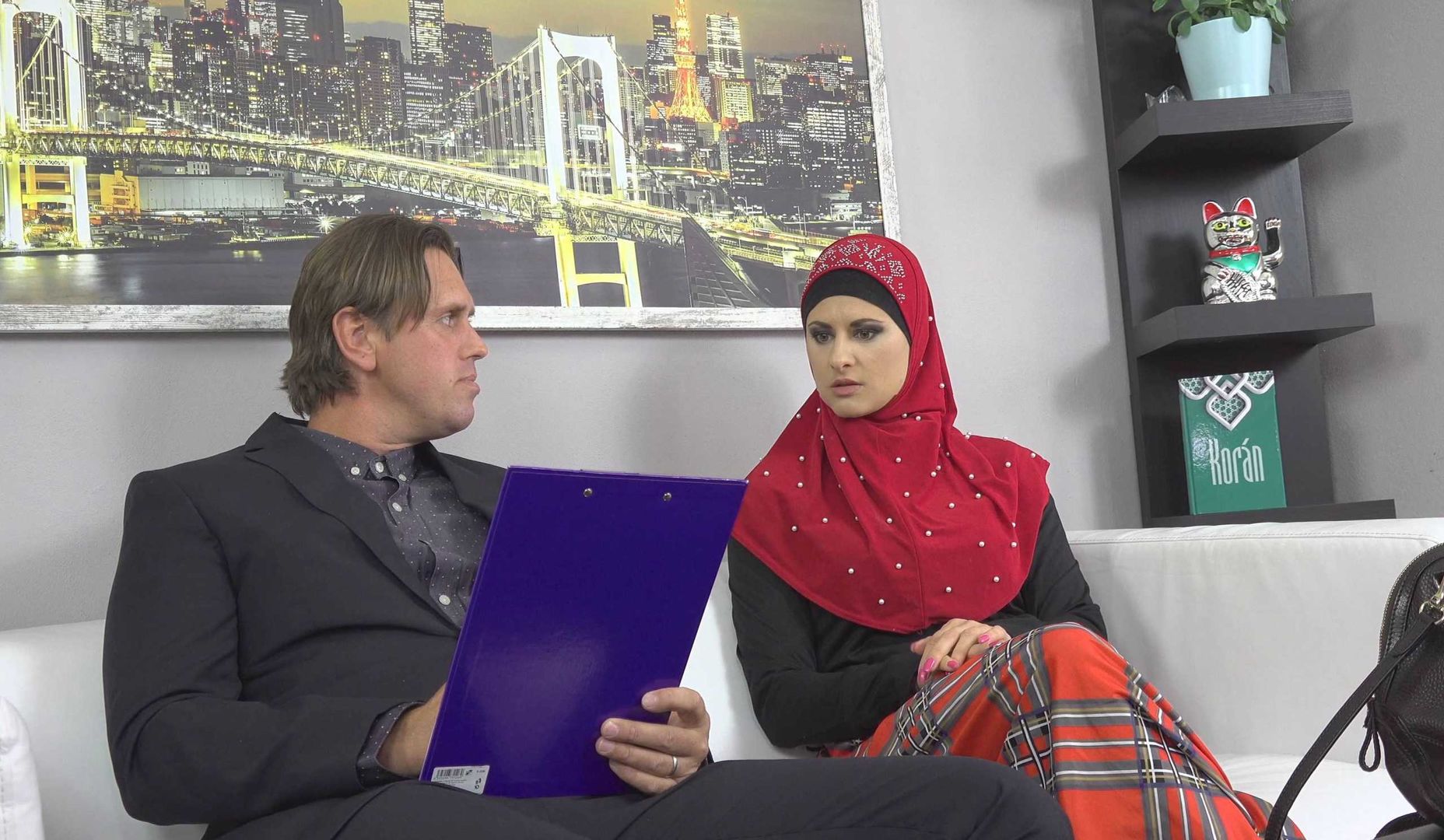 Lawyer settles for fine muslim pussy