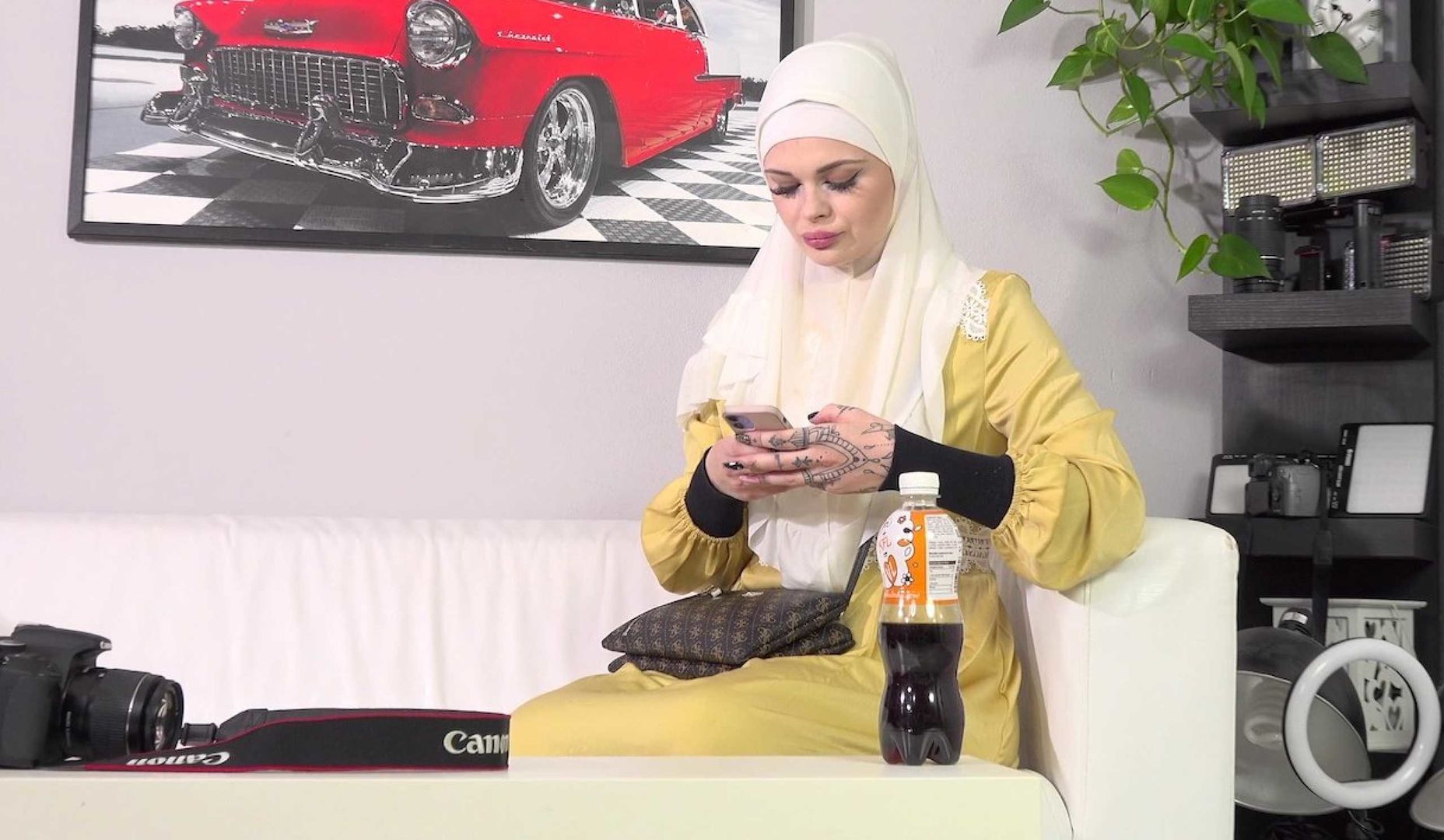 Muslim wife for the first time at the photographer