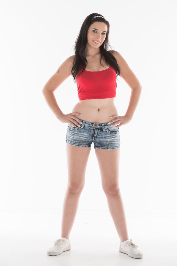 New Juicy 18-yr-old Teen Riley Momsen's First Fuck!