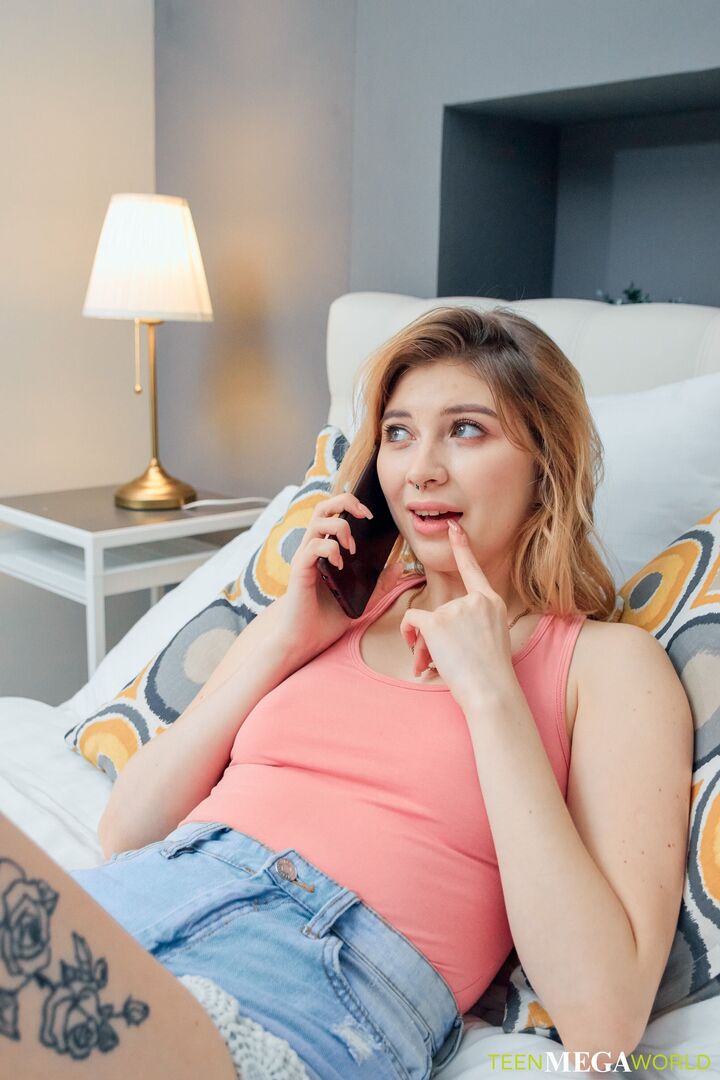Cutie satisfies her solo fantasy