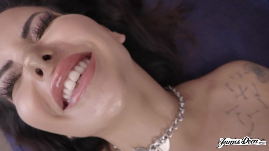 Vivienne Wynter Loves To Cum