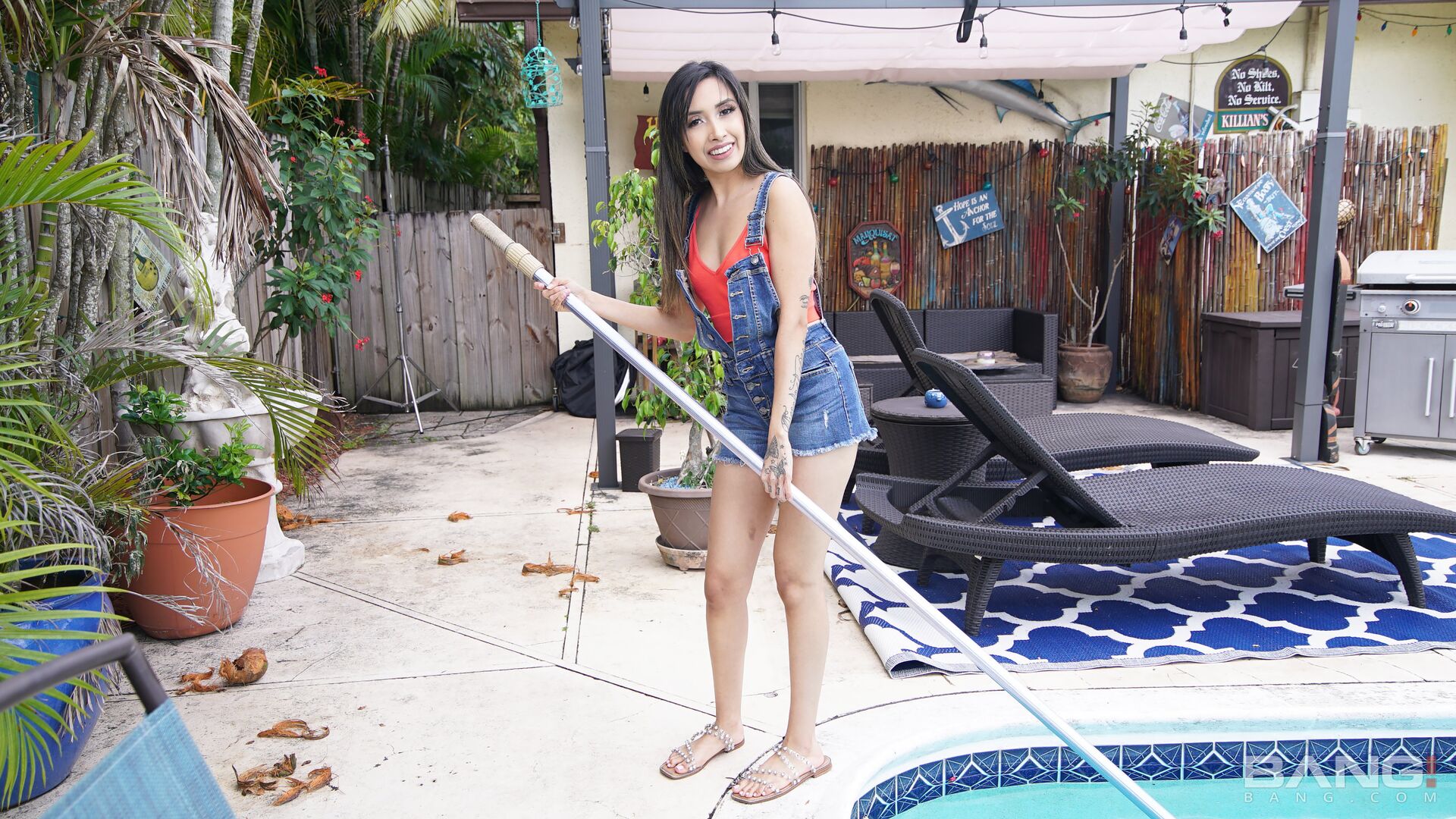 Paulina Ruiz Will Suck Your Dick To Clean Your Pool