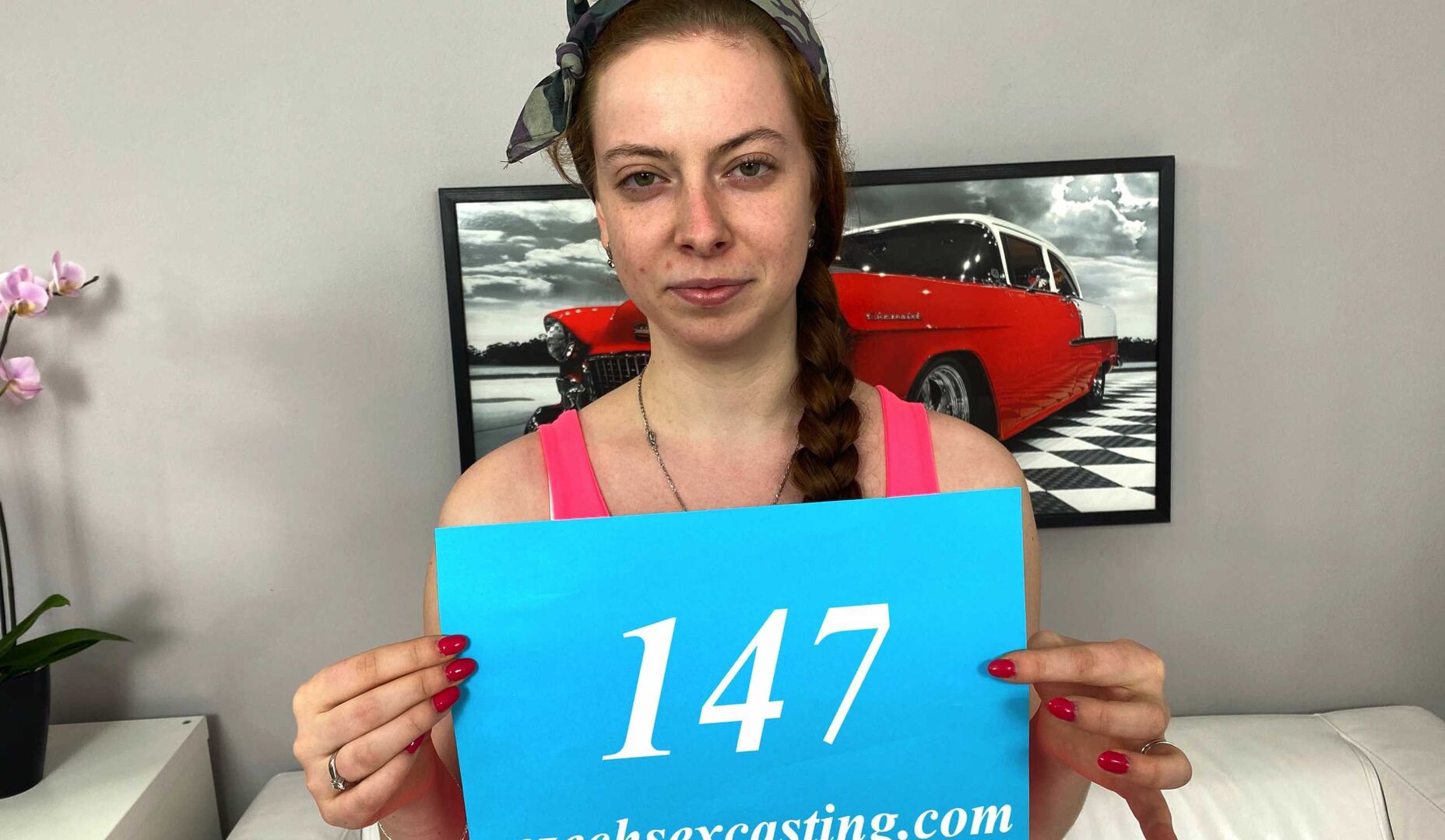 Amateur redhead shows how to suck