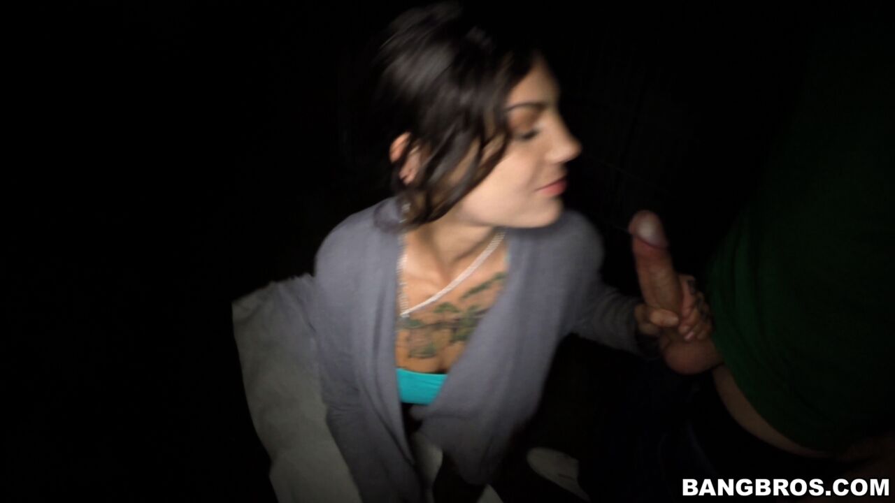 Bonnie Rotten Squirts In Public!