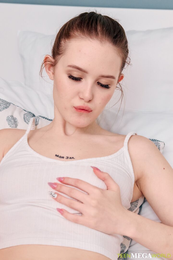 Lazy morning ends with orgasm