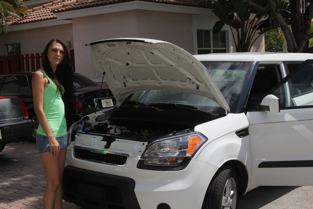Chick With Car Troubles Fucks To Get It Fixed