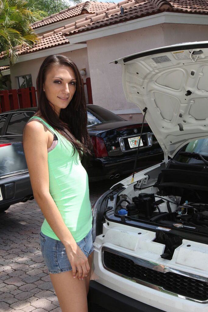 Chick With Car Troubles Fucks To Get It Fixed