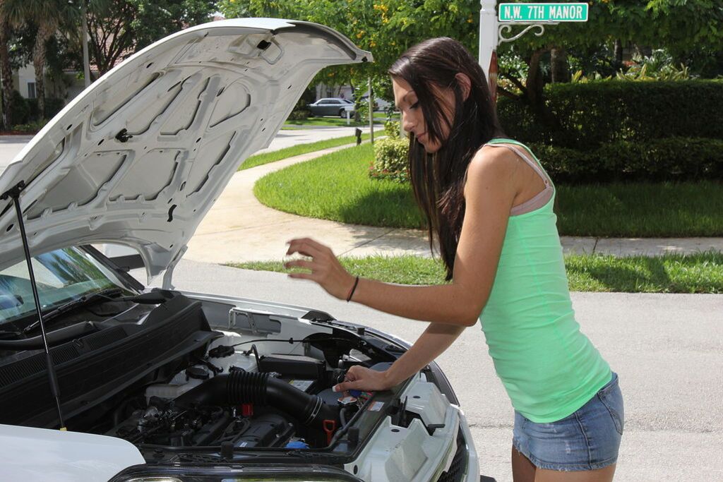 Chick With Car Troubles Fucks To Get It Fixed
