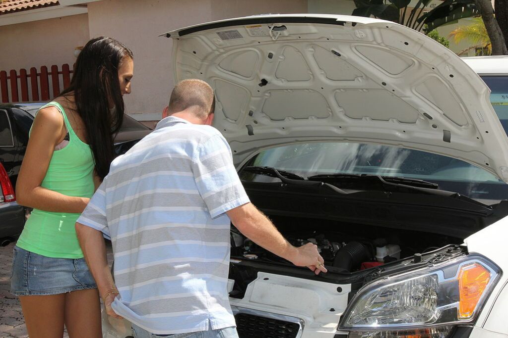 Chick With Car Troubles Fucks To Get It Fixed