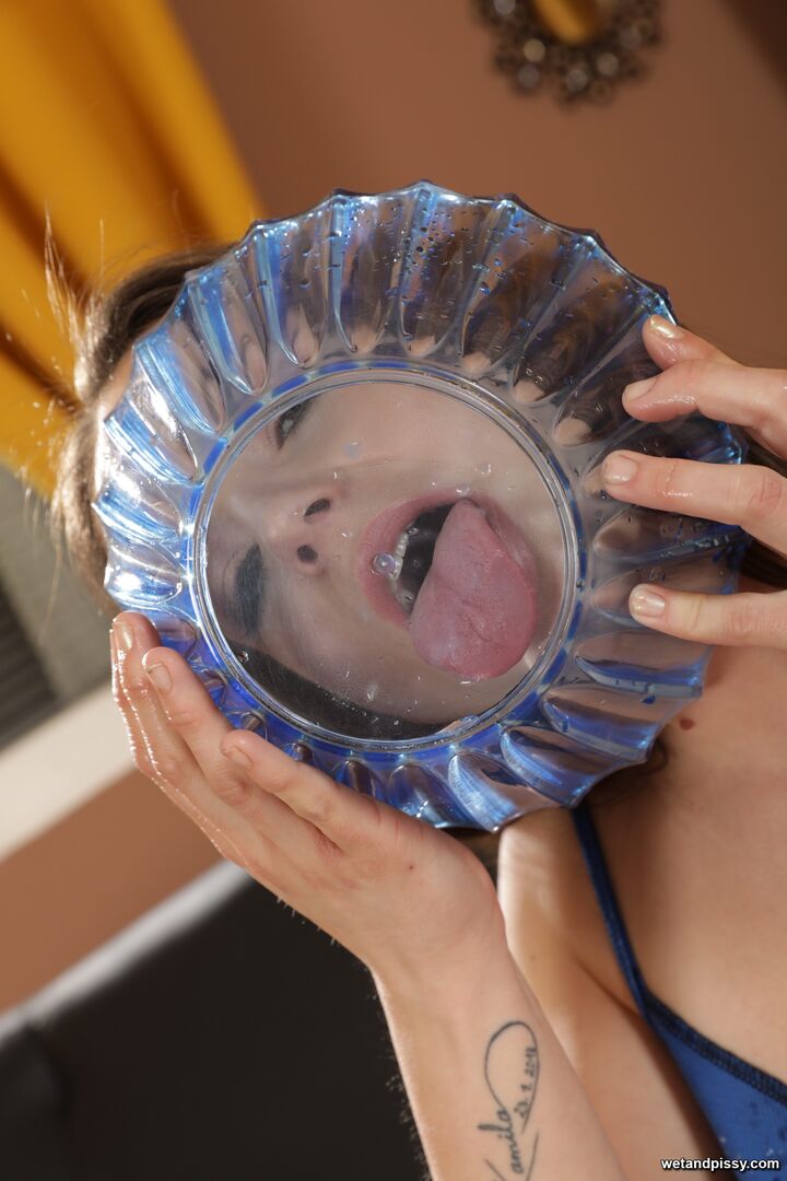 LENNA ROSS — LENNA LICKS HER PISS