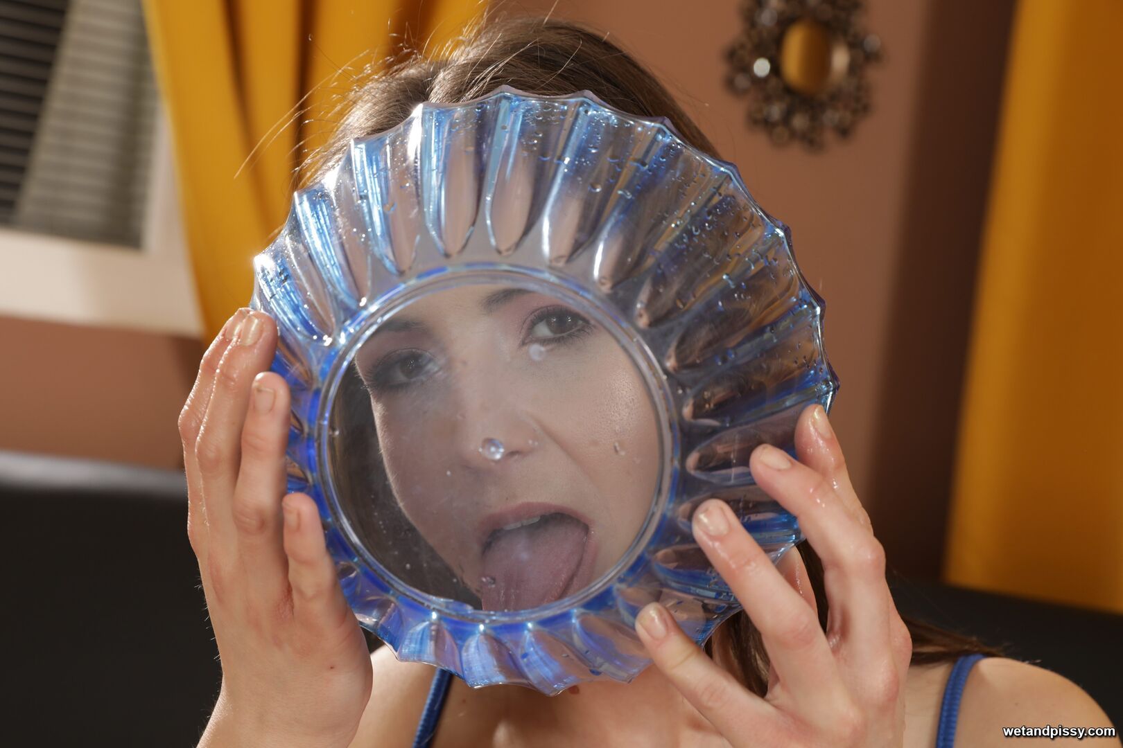 LENNA ROSS — LENNA LICKS HER PISS