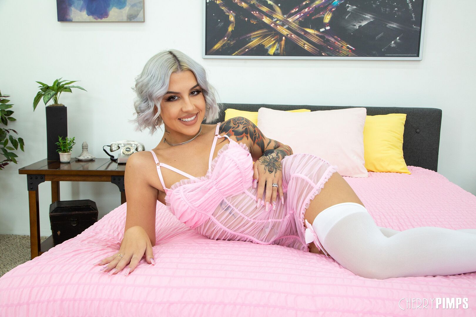 Hottie In Pink Luna Legend Fucking Herself LIVE
