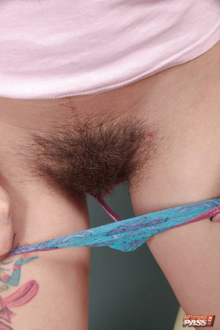 Redhead Lexie teases her bush