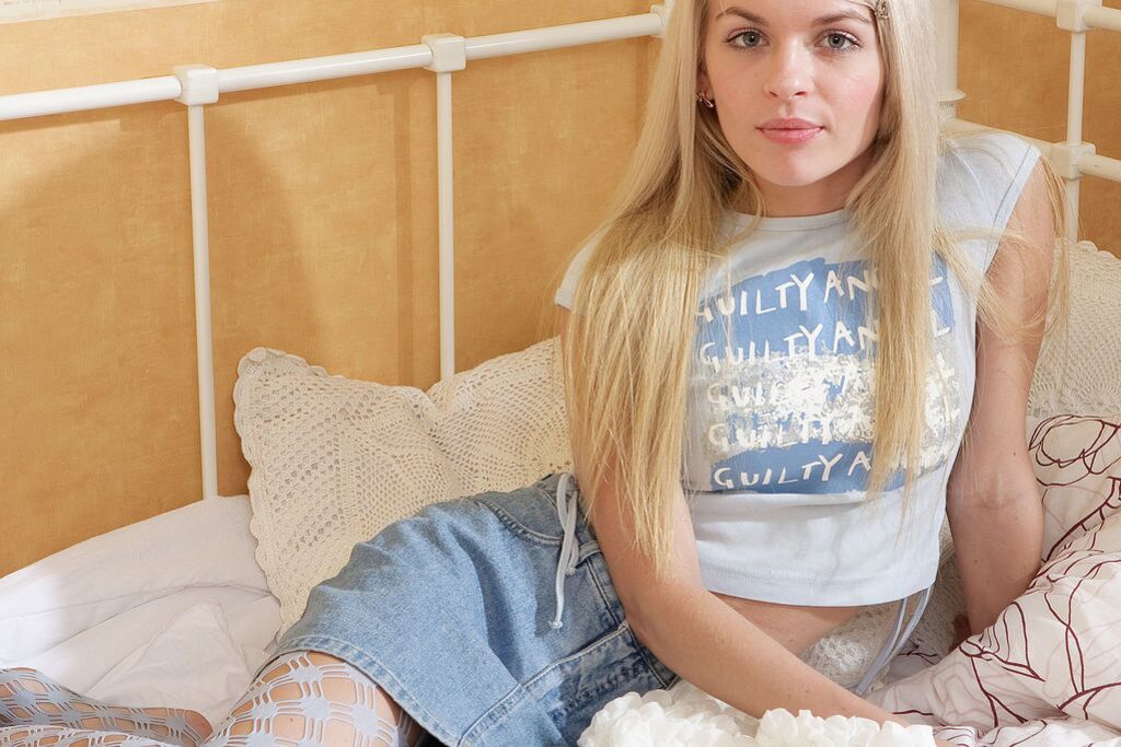 Lovely Blonde Teen Ellen Tastes Her Own Pussy Juice!