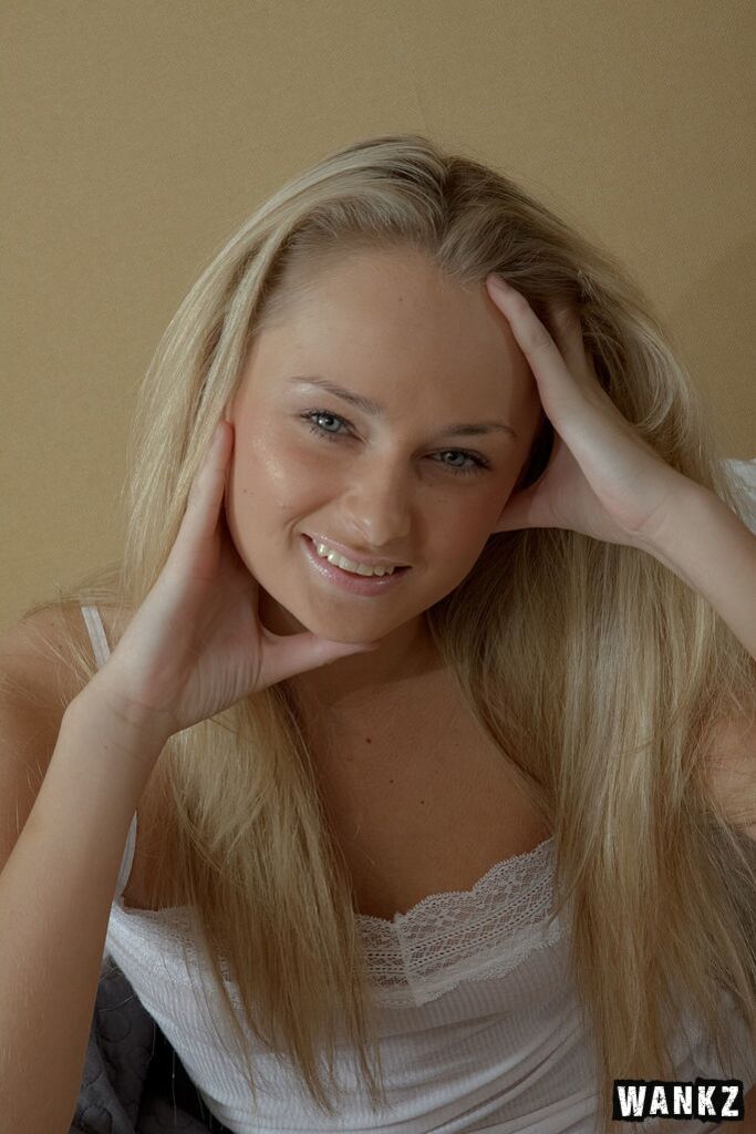Gorgeous Teen Sucks Off Her Boyfriend's Morning Wood